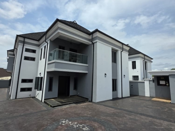 Luxury 5-Bedroom Duplex