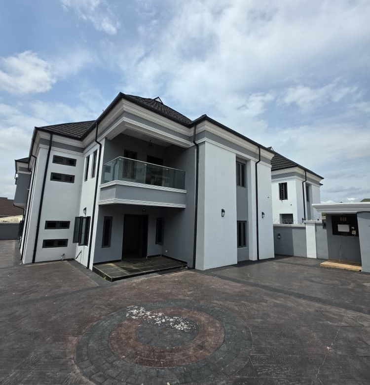 Luxury 5-Bedroom Duplex