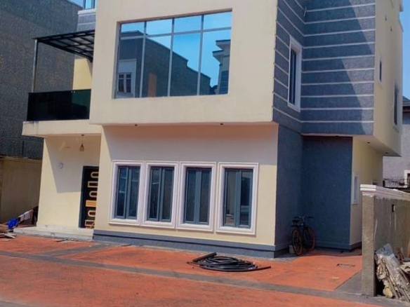 5 Bedrooms Fully Detached