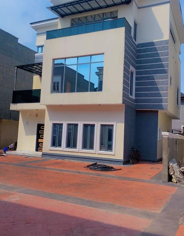 5 Bedrooms Fully Detached