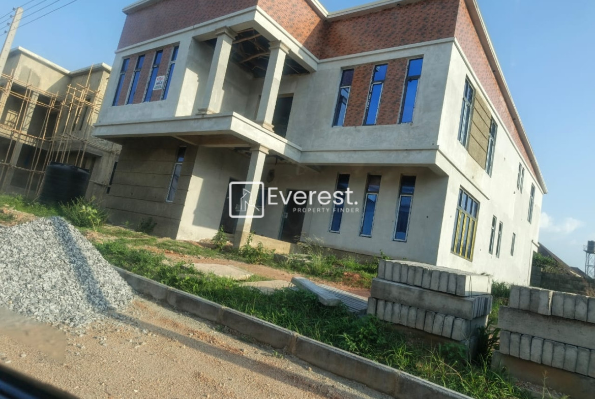 Fully detached 4 bedrooms duplex