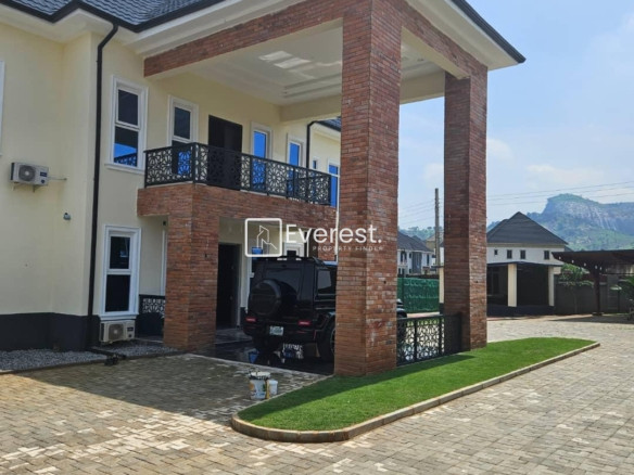 5 BEDROOMS FULLY DETACHED DUPLEX
