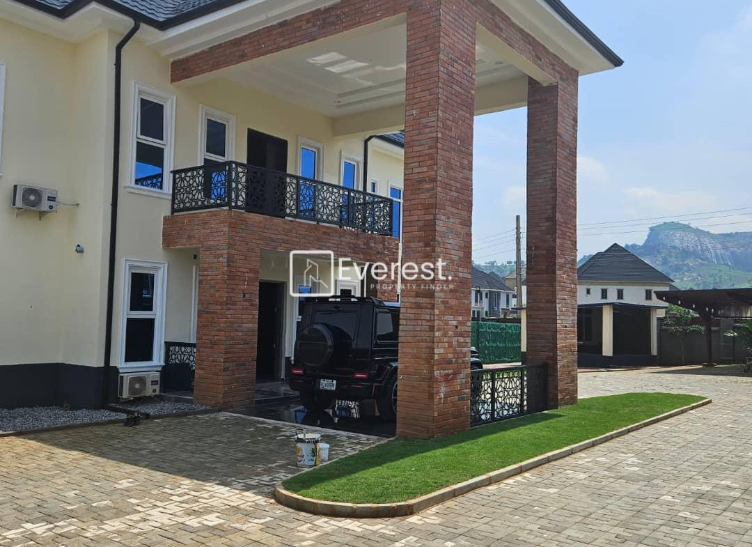 5 BEDROOMS FULLY DETACHED DUPLEX