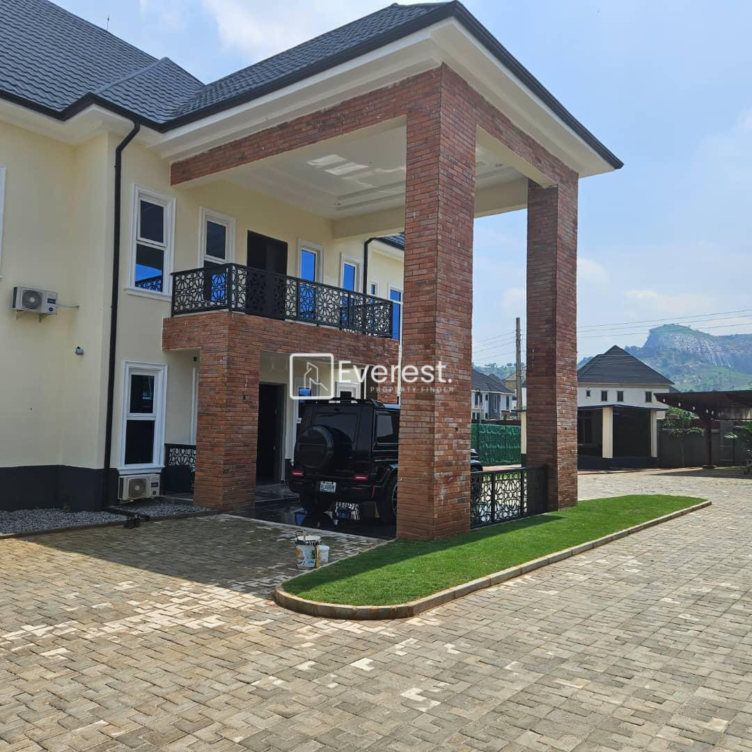 5 BEDROOMS FULLY DETACHED DUPLEX
