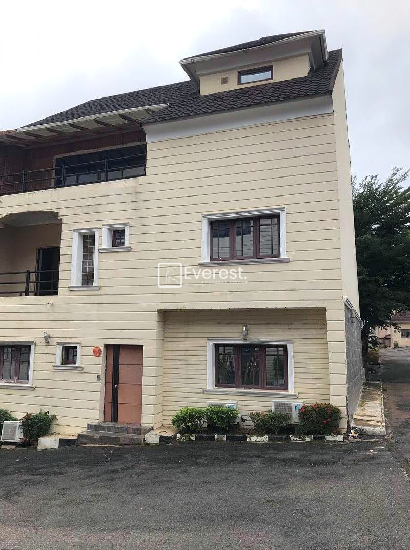 5 Bedrooms Duplex With Bq